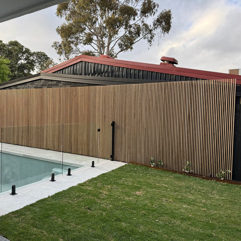 WOODFLEX Outdoor & Indoor Solid Hard Wood Slat Wall & Fencing Cladding - Oak - 2700mm x 545mm (Copy)